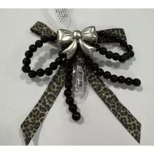 [크록스] 10016728 실버와 블랙 믹스 리본 지비츠