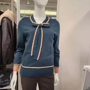 [조이너스]JOINUS아시아드점 HC06 니트 티 브이넥 리본포인트 니트 티 JAEW0-WSL340 (S45335224)