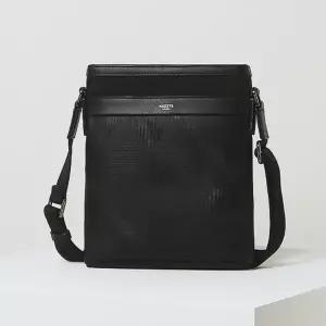 [헤지스](광주신세계)블랙 가죽 체크 실버로고 크로스백HJBA5E172BK