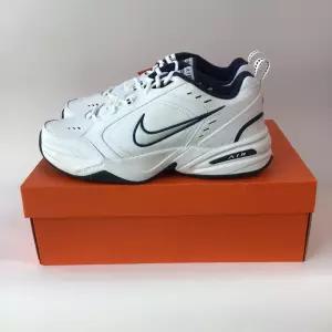 국내매장 나이키 흰색 운동화 에어모나크4 화이트네이비