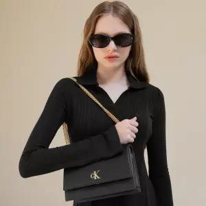 [CK ACC] 여성 CKJ 미니멀 모노그램 플랩 체인 숄더백 DH2806 UB1