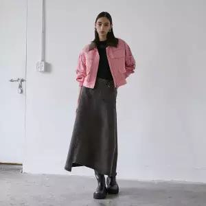 [롯데백화점]에고이스트 사선 절개 롱 플레어 데님 스커트 ER3DS861