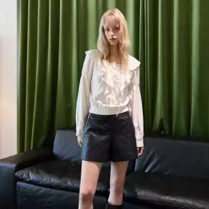 [롯데백화점]에고이스트 벨벳 러플 스트링 블라우스 ER4WB260