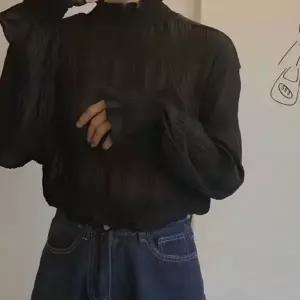 [하프클럽/]여자 2컬러 반폴라 퍼프소매 데이트룩 주름 블라우스