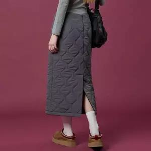 [KOLEAT]패딩 방한 보온 도톰 누빔 퀼팅 자수 롱스커트 [차콜그레이]