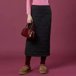 [KOLEAT]패딩 방한 보온 도톰 누빔 퀼팅 자수 롱스커트 [블랙]