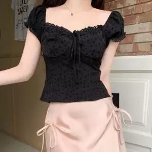 [다잇템] 여자 벌룬 슬림핏 폴리 하트네크 펀칭 블라우스