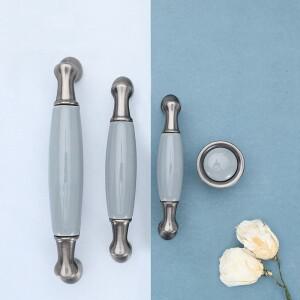 블루 세라믹 골동품 주방 서랍은 빈티지 핸들 손잡이와 캐비닛용 당김을 처리합니다. 금속 가구 하드웨어