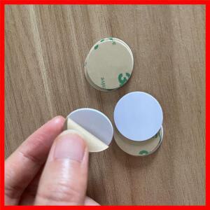 접착식 뒷면이 있는 NFC 동전 카드 태그 키 N 215 13.56MHz 504 바이트 NFC 215 키 태그 직경 25mm 초경량