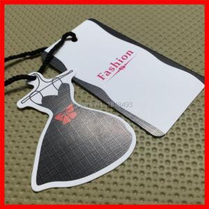 맞춤형 모양 절단 태그 원피스 종이 걸이 태그 의류 인쇄 스윙 태그 1000 개