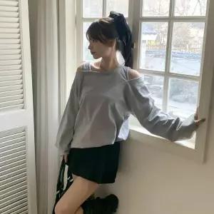 [하프클럽/다잇템]여자 페미닌 일상룩 어깨트임 언발 티셔츠