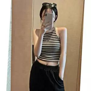 홀터넥 스트라이프 크롭탑민소매티 데일리룩