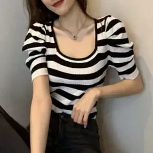 퍼프디테일 암라인 엘라스틱퀄리티있는 걸 룩 세로패턴 데일리룩 숏슬리브 크루넥티 하절기