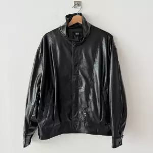 [옷자락] 남녀 공용 겨울 오버사이즈 하이넥 뒷트임 광택 가죽 재킷