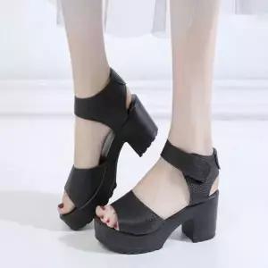 [하프클럽/]스트랩 2컬러 데일리 패션 키높이 클래식 통굽샌들 발