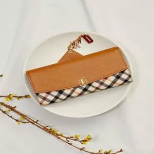 닥스 액세서리 26SS [VICTORIA] 브라운 체크배색 DD로고 3단 장지갑 DCWA6E421W2