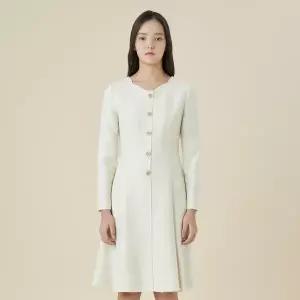 [롯데백화점]라인 자수넥 쥬얼버튼 트위드 미디 원피스 (NWOPNJ03)