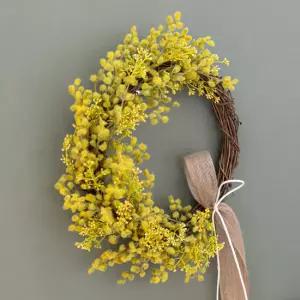 미모사 조화 꽃 리스 벽장식 복을부르는 28x28cm 인테리어 벽걸이 현관 문 꾸미기