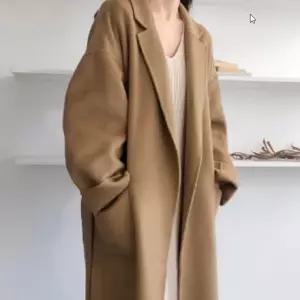 겨울 벨트 아우터 따뜻한 모직 소재에 허리 스트랩 디테일을 더해 체형을 예쁘게 잡아주는 롱코트