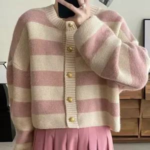 러블리 금장 버튼 핑크 배색 크롭 니트 가디건 루즈핏 라운드넥 긴팔 숏가디건 여성 데일리룩 봄가디건 가