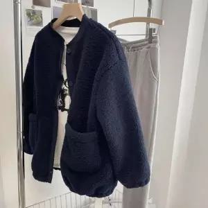 [신세계라이브쇼핑][옷자락] 여자 오버핏 포근한 뽀글이 라운드넥 베이직 자켓