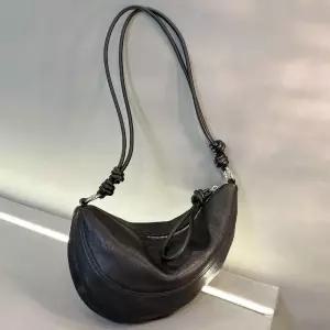 만두백 가방 초승달 다크브라운 숄더백 수직 튼튼한 일