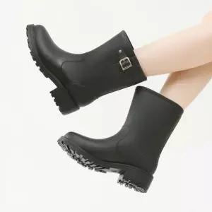 [라일리] Rly 여성 버클 디테일 미들부츠 앵클 레인부츠 방수