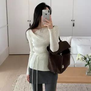 [코코블랑] 언발 타이 골지 슬림 니트