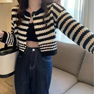 여성 배색 스트라이프 단가라 퐁실 세미크롭 가디건 (KYR-WCFC9E2)