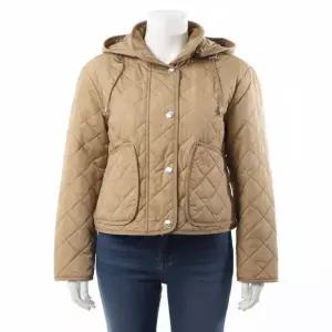 [버버리]25 Diamond quilting nylon cropped jacket 8070969 다이아몬드 퀼팅 나일론 크롭 재킷 820147