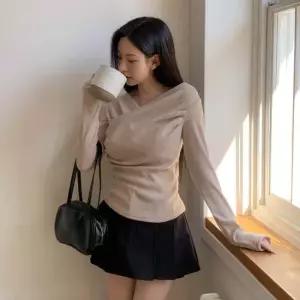 여자 페미닌 데이트룩 셔링 랩 브이넥 니트 티셔츠