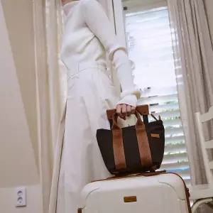 [닥스](강남점)DBBA4F533W3 [크로스백][CARRY][캐리] 브라운 스트랩 배색 코듀라나일론