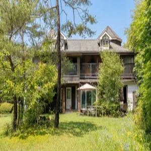 [강원/홍천] 홍천 픽션하우스 펜션 (정원/계곡인접/포레스트뷰(산)/개별바베큐/온돌/복층/가족/테라스/커플/주차장/흡연구역(지정장소))