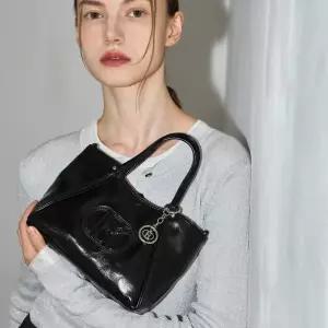 [헤지스](대구신세계)블랙 로고배색 가죽 미니토트백 HIWA5E550BK