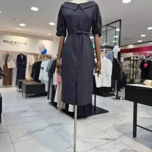 [모조에스핀]벨티드 오픈 카라 원피스 S252MSe021_DG