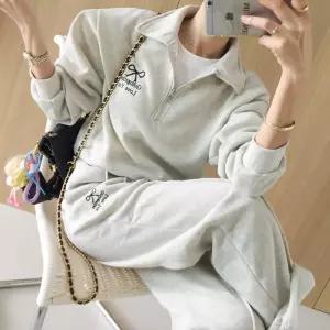 투러브 레터링 리본 자수 카라 반집업 크롭 맨투맨 밴딩 핀턱 포켓 세미와이드 기모 트레이닝세트 (3color)