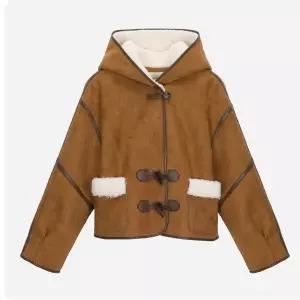 [써스데이아일랜드](T258MLT933W)인조 무스탕 후드 점퍼