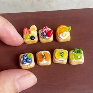 몽테조이 1개 미니어처 인형집 음식 과일 사각 타워 미니 귀여운 시뮬레이션 케이크 모델 장난감 액세서리