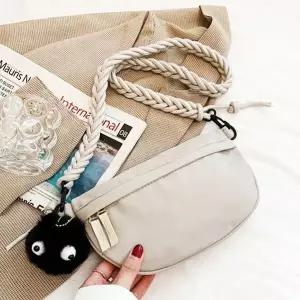 [하프클럽/]힙색 트위스터 매듭끈 슬림 슬링백 가방 베이지