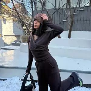 [옷자락]여자 랩 크롭 슬림핏 셔링 후드티 기모 일자바지 세트