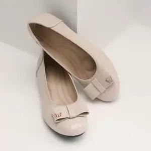 미니멀 나비 브로치 리본장식 에나멜 앞코 플랫슈즈 WEC88F5