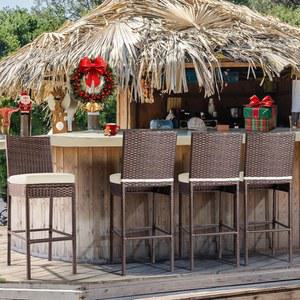 야외 바 스툴 위커 직조 파티오 & 의자 세트 4개의 카운터 높이 스툴과 발 받침대 팔리스 쿠션 베이지 모든 날씨 라탄 가든 풀 잔디 현관 뒷마당용