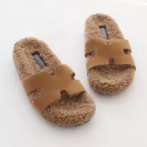 [롯데백화점]원더슈즈 러블리 심플 헤르 시어링 에코퍼 털슬리퍼 2CM JM-7459