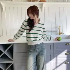 [신세계라이브쇼핑][옷자락] 여성 아크릴혼방 배색 스트라이프 트임 카라 니트