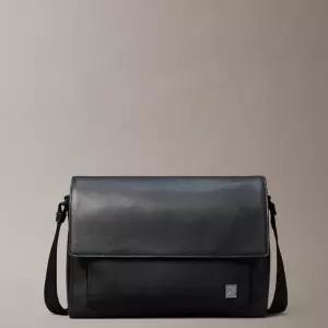 [롯데백화점]캘빈클라인 남성 하드웨어 엠블럼 플랩 메신저(4D3299G-UB1)