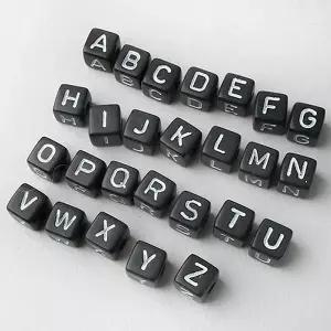 싼비즈 [678-82]알파벳비즈 이니셜비즈 사각 10mm 블랙/화이트알파벳 ,1개