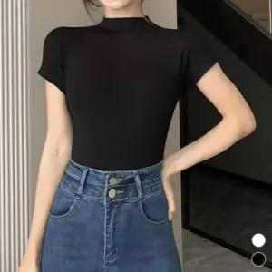 데일리룩 베이직 하프넥티 슬림라인 반팔티셔츠