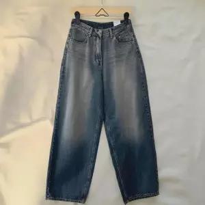 /신상오픈런 여성 로우라이즈 힙한 벌룬 청바지 가을용