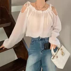 어깨컷아웃 휴양룩 긴팔 벌룬 리본블라우스 시스루