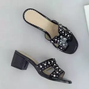 [하프클럽/]여성 샌들 큐빅 슬리퍼 키높이 뮬 미들힐 푹신한